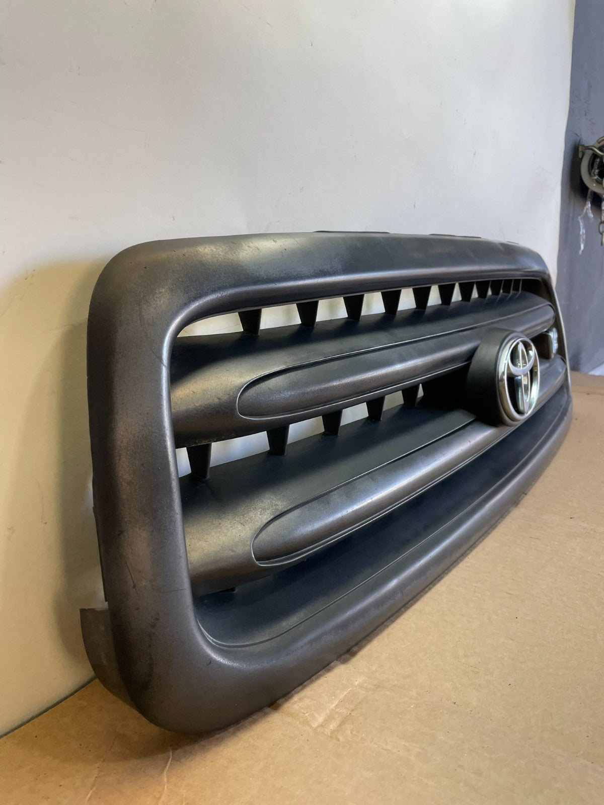 2001 to 2004 Toyota Sequoia Front Upper Grill Grille W/ Emblem AG3109 DG2