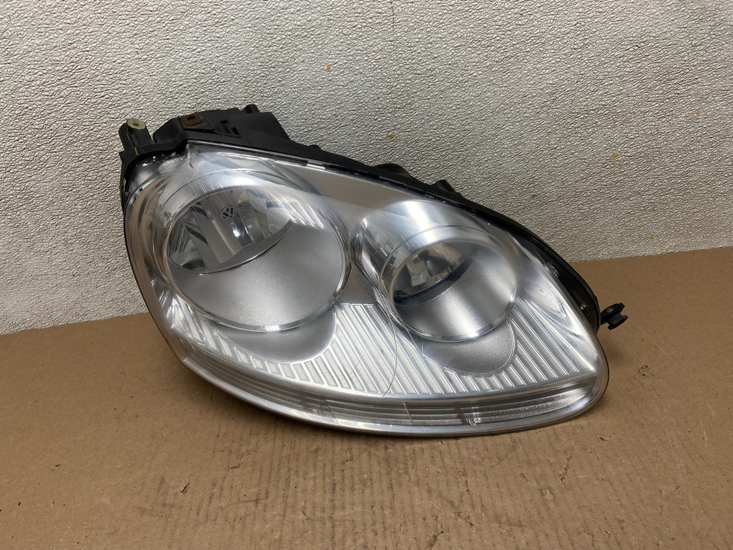2005 - 2010 Volkswagen Jetta Right Passenger RH Side Headlight Halogen AB6022 DW0
