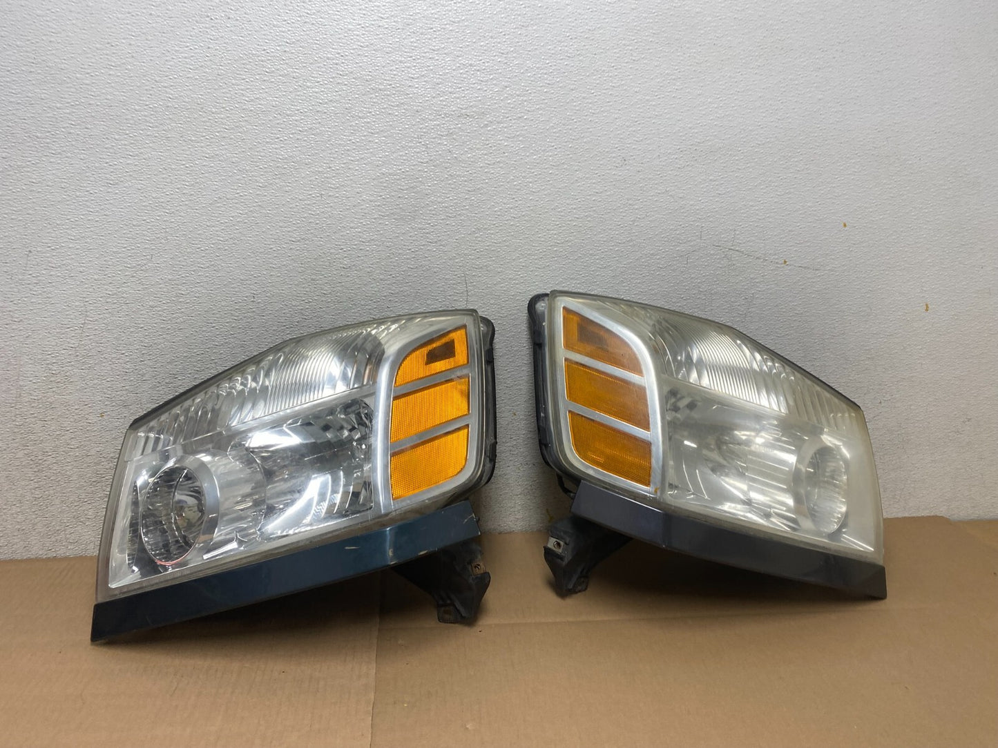 2004 to 2007 Nissan Armada Left+Right Side Set Headlights Oem M4613 DW0