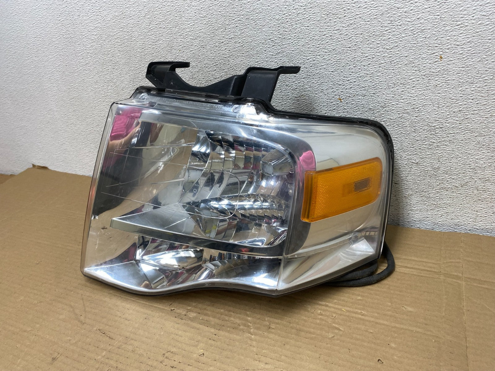 2007 - 2014 Ford Expedition Left Driver LH Side Headlight Halogen AG8925 DW2