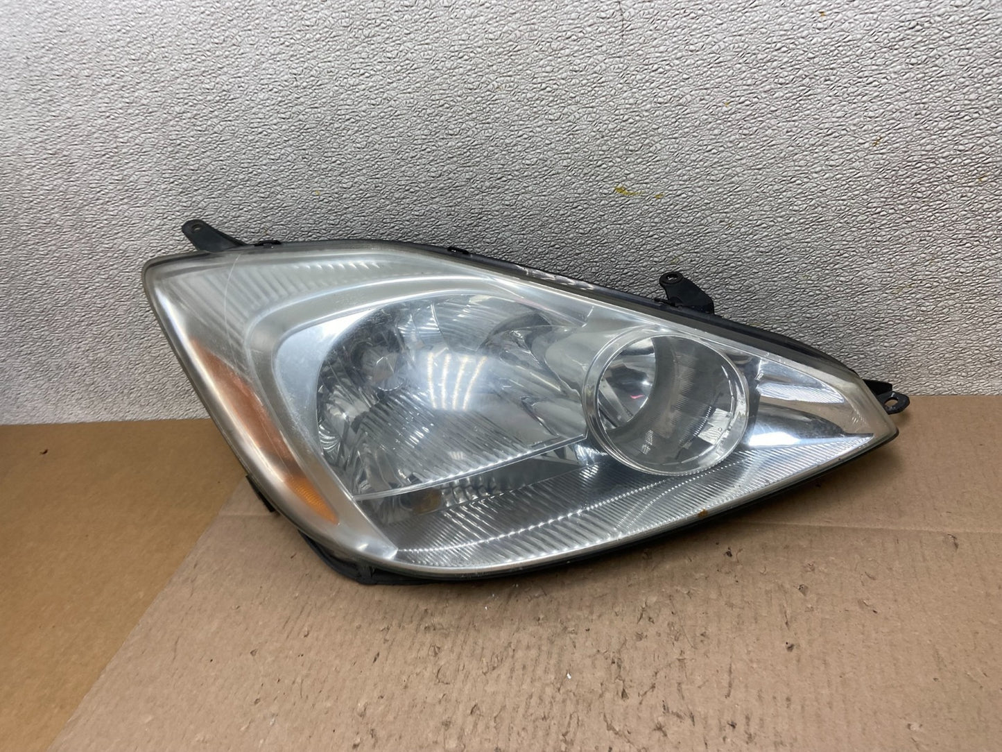 2004-2005 Toyota Sienna Right Passenger Halogen Headlight OEM Z6101 DW1