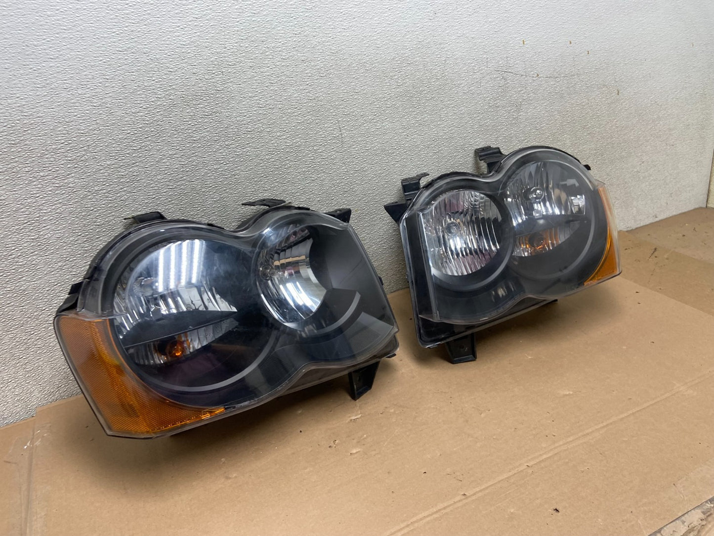 2009-2010 Jeep Grand Cherokee Left+Right Set Halogen Headlights AA9867 DW2