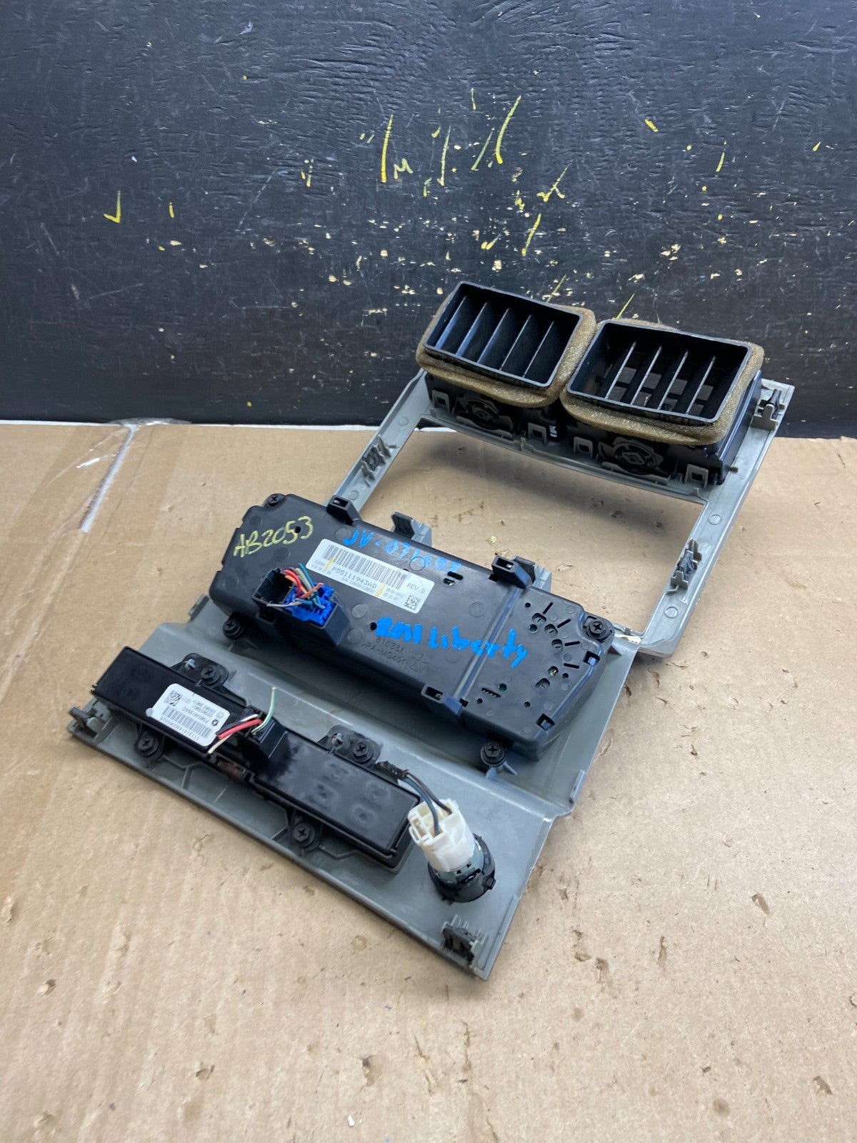 2007 to 2012 Dodge Nitro Dash Climate Temperature Control Radio Bezel ab2053 DG4