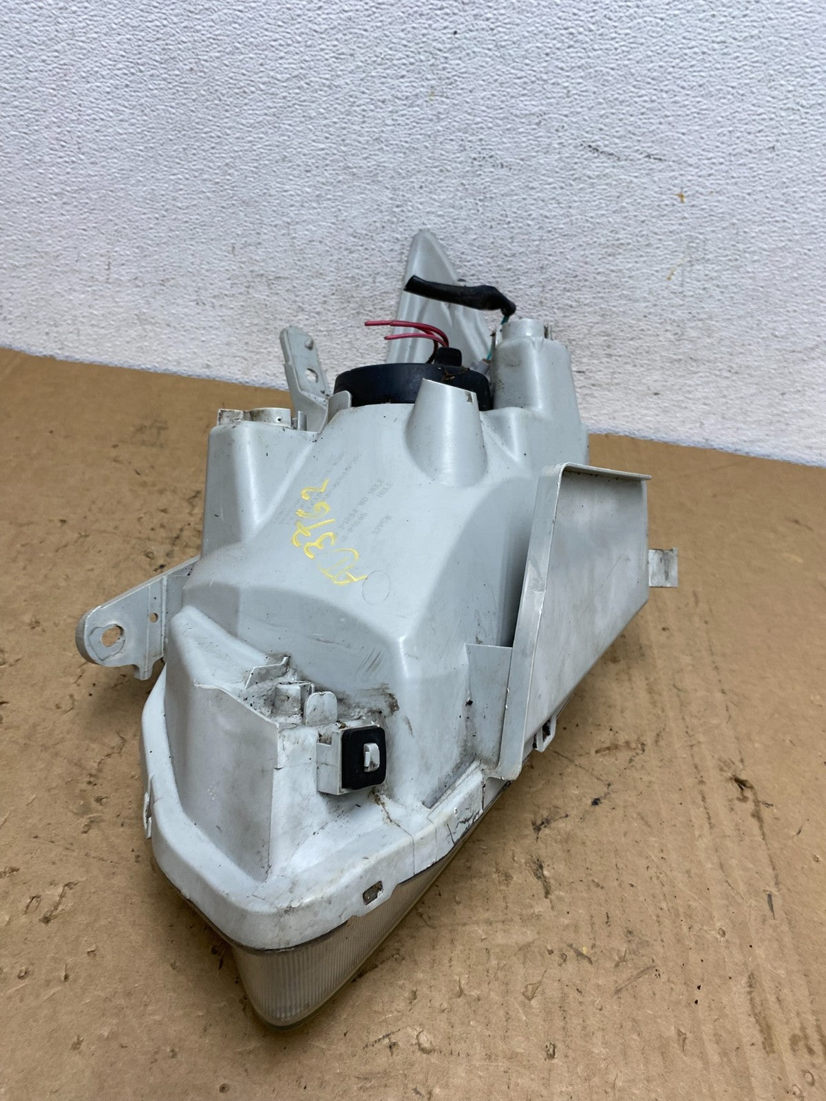 2005 to 2008 Pontiac Vibe Right Passenger RH Side Headlight Halogen AD37628