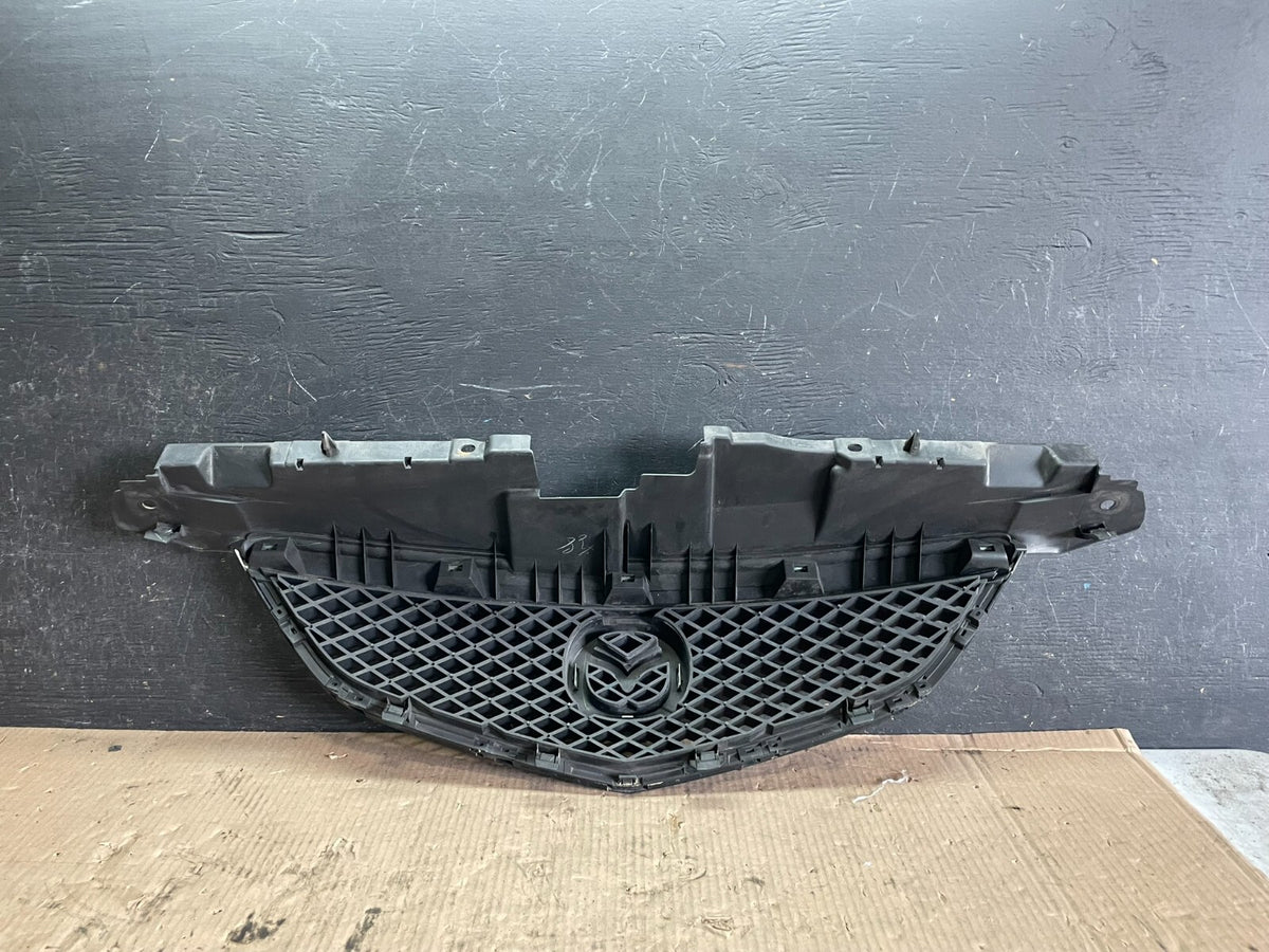 2002 2003 Mazda MPV Front Upper Grille Grill L9664 DG5