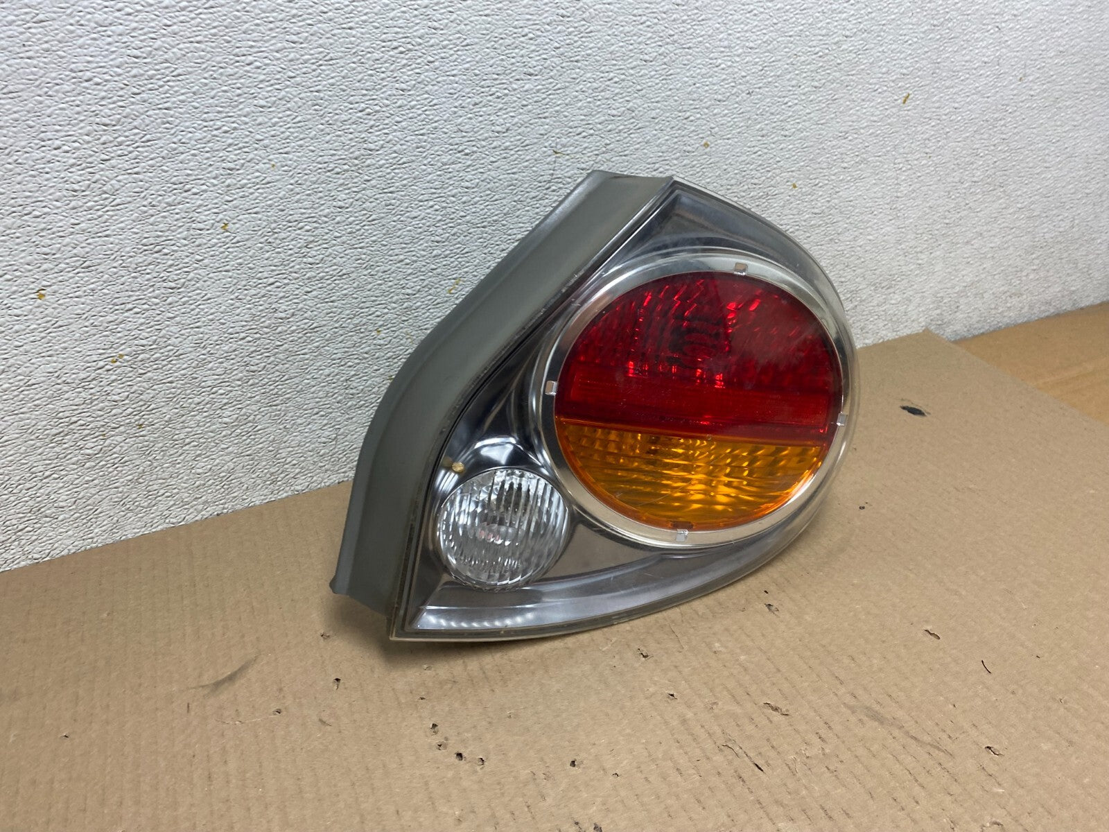 2002 2003 Nissan Maxima Right Passenger RH Side Tail Light M8650 DW2