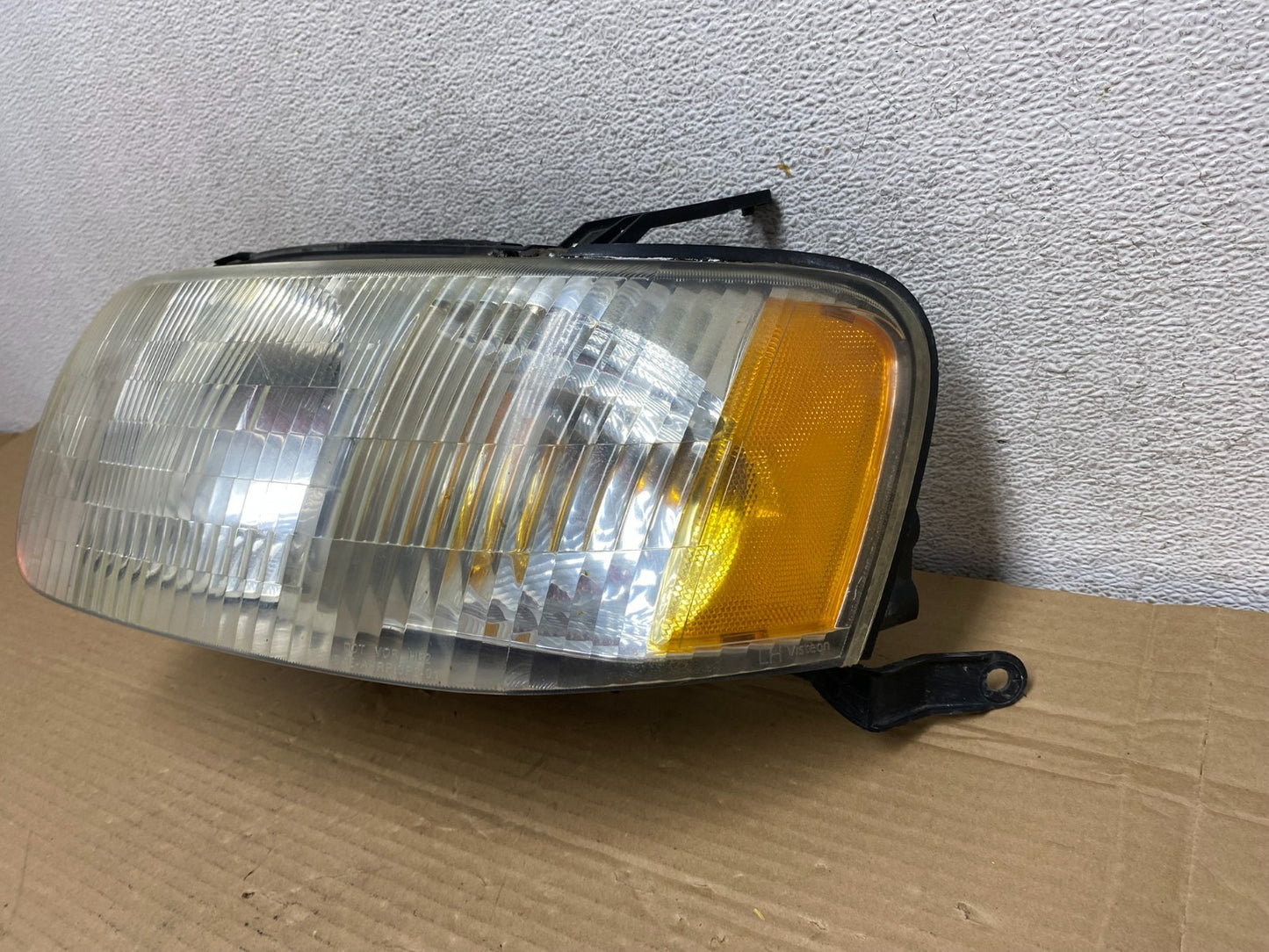 2001 - 2004 Ford Escape Left Driver LH Halogen Headlight AG8926 DW2