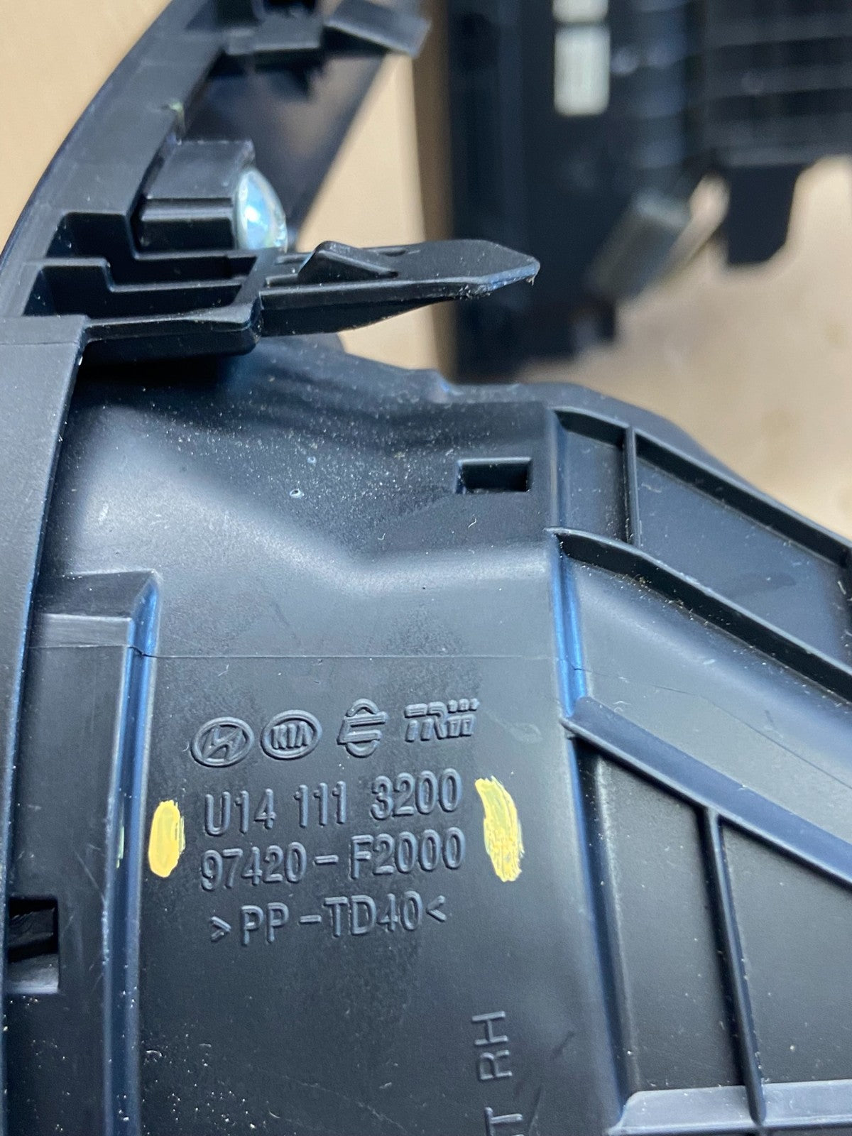 2017-2019 Hyundai Elantra Center Radio Climate Control Air Vent Bezel AE4247 DG4