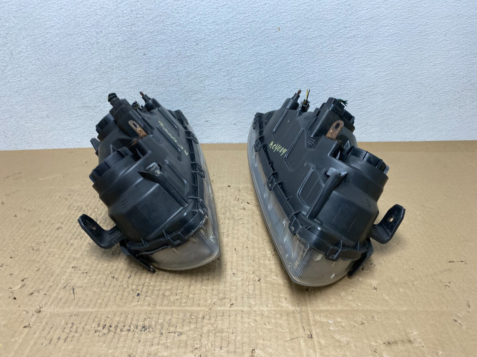 2004 to 2006 Hyundai Elantra Left+Right Set Halogen Headlights AC4004 DW8