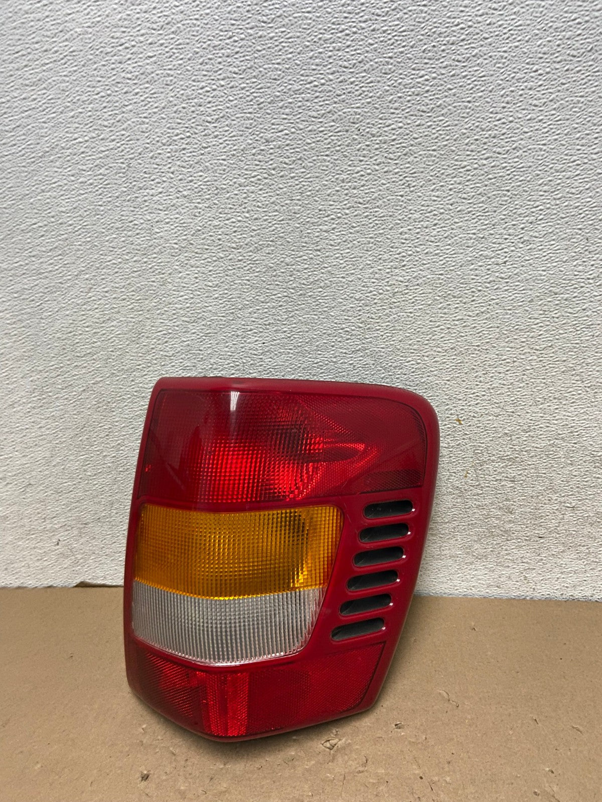1999-2004 Jeep Grand Cherokee WJ Right Passenger Rh Tail Light AG4150 LK0
