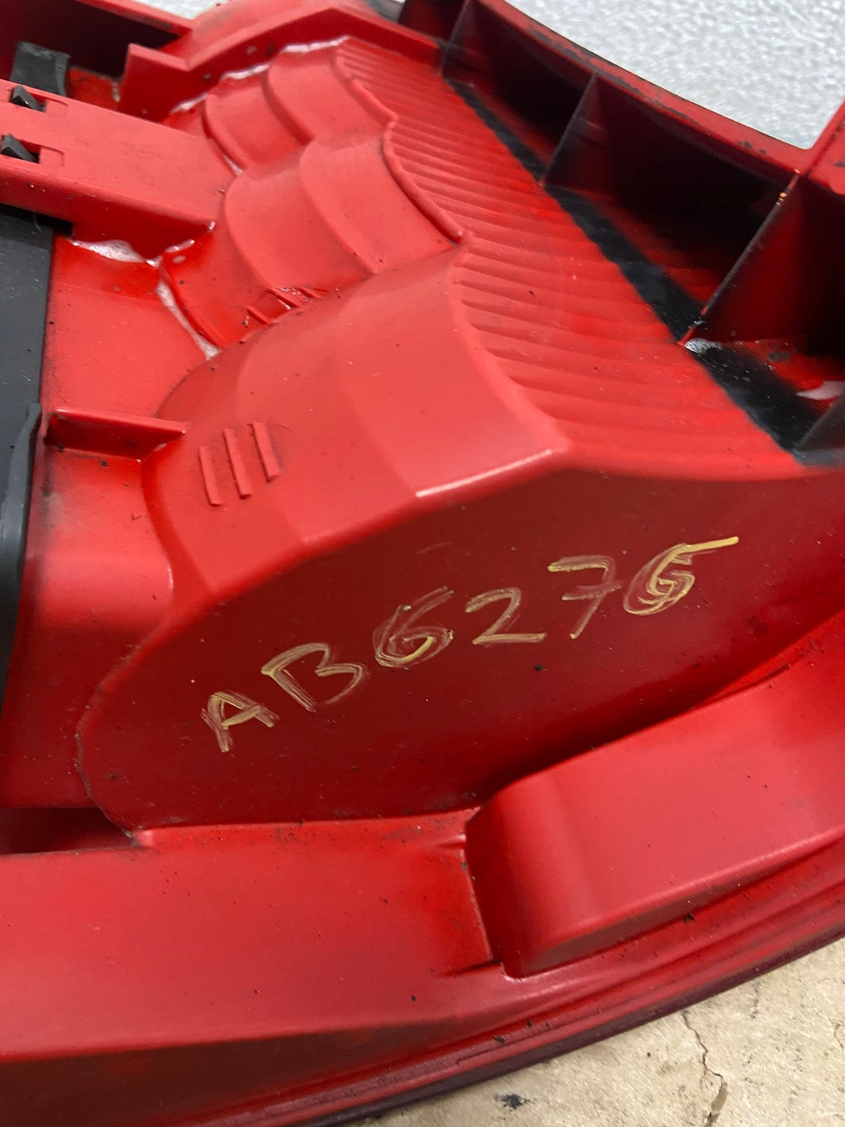 2002-2005 Mercedes ML 350 Ml-Class Right Passenger Rh Side Tail Light AB6276 LK6