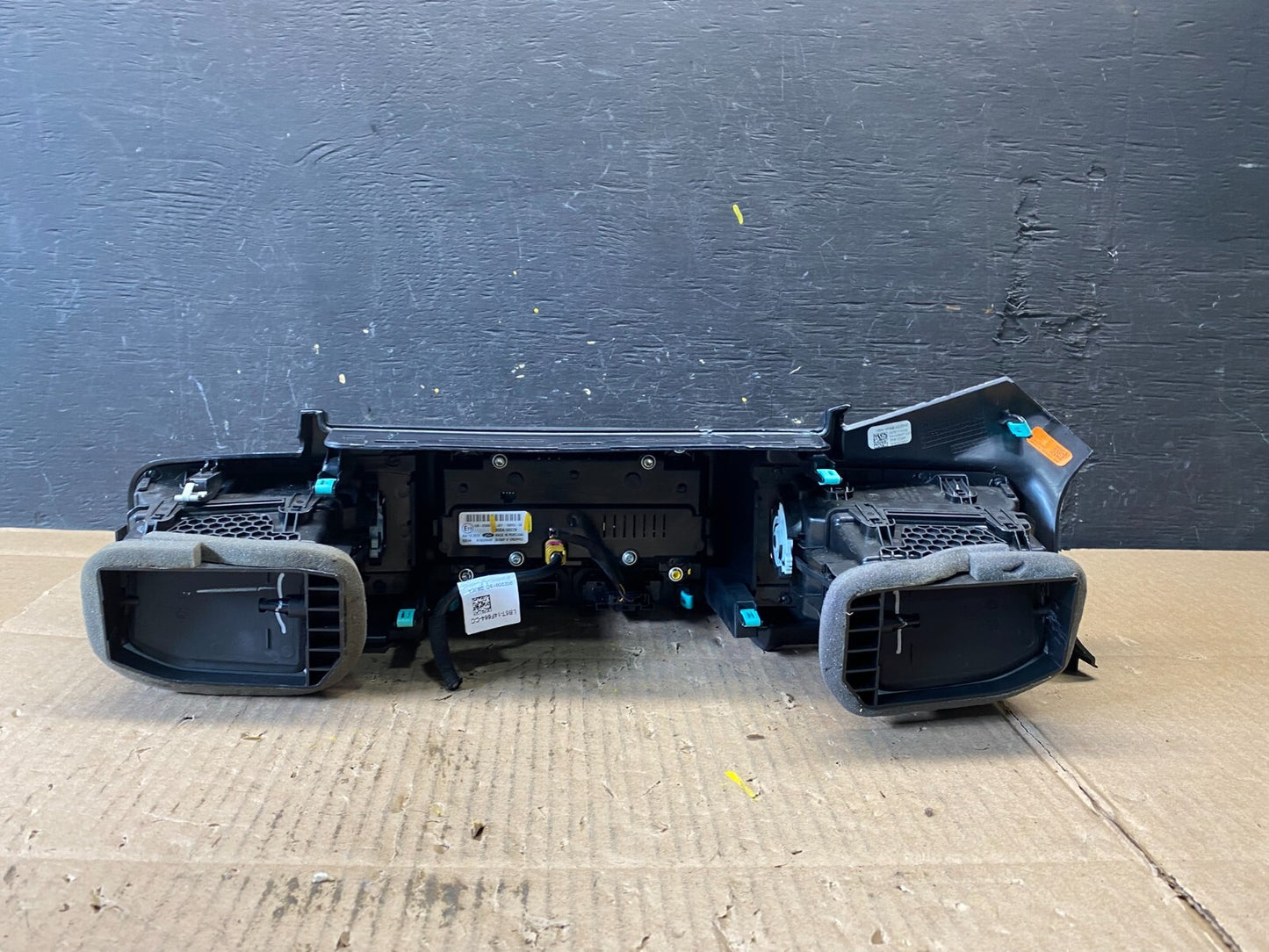 2020 to 2023 Ford Explorer Console Radio Display Screen Air Vents L6815 DG4