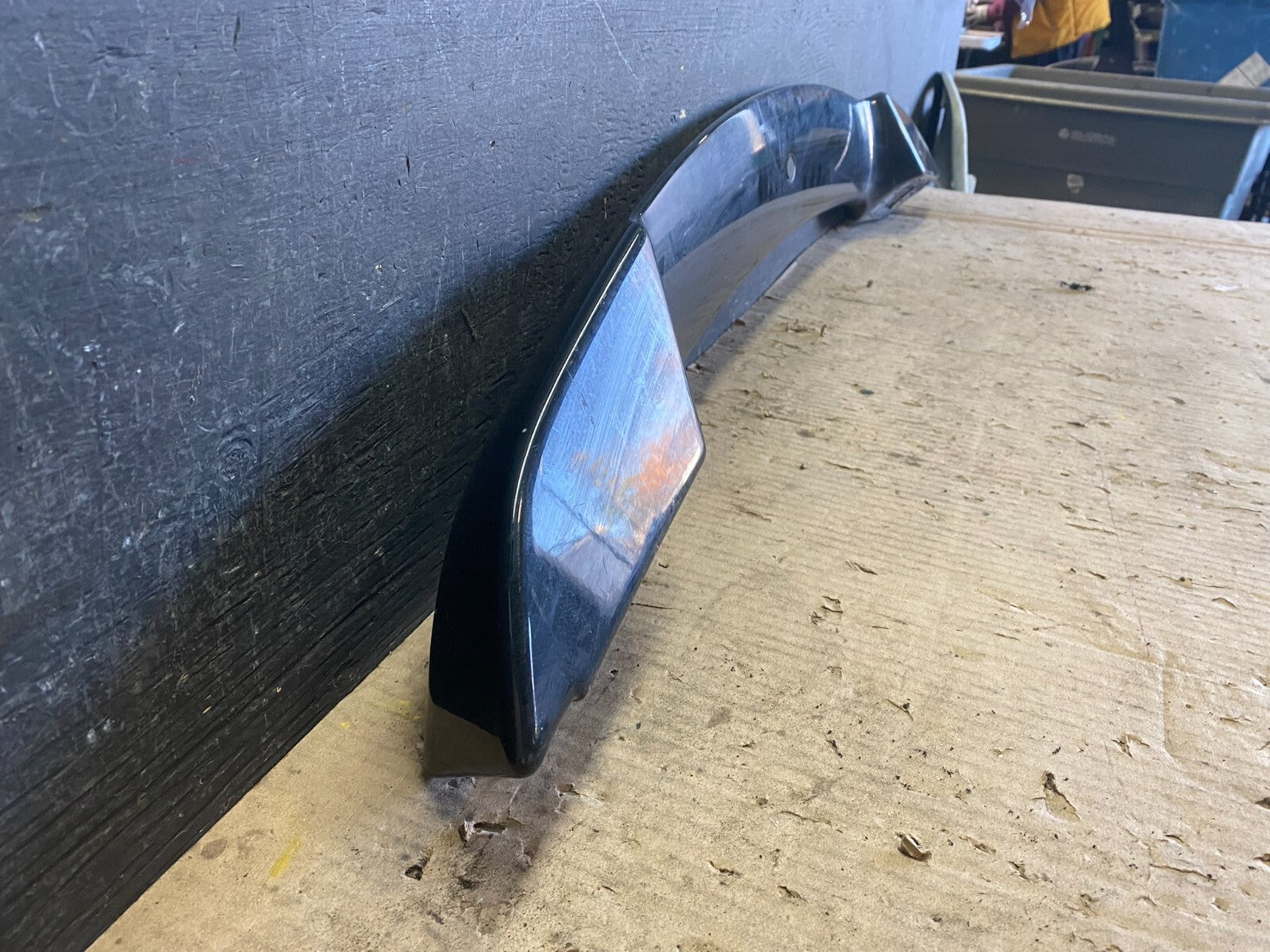 2008 to 2014 Land Rover LR2 Rear Trunk Tail Light Lift Gate Spoiler j09307