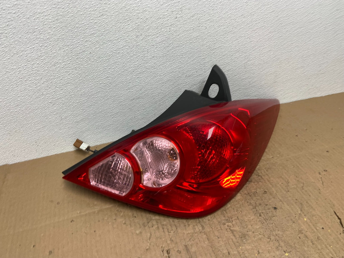 2007 - 2012 Nissan Versa Hatchback Right Passenger Side Tail Light AB8487 DW2