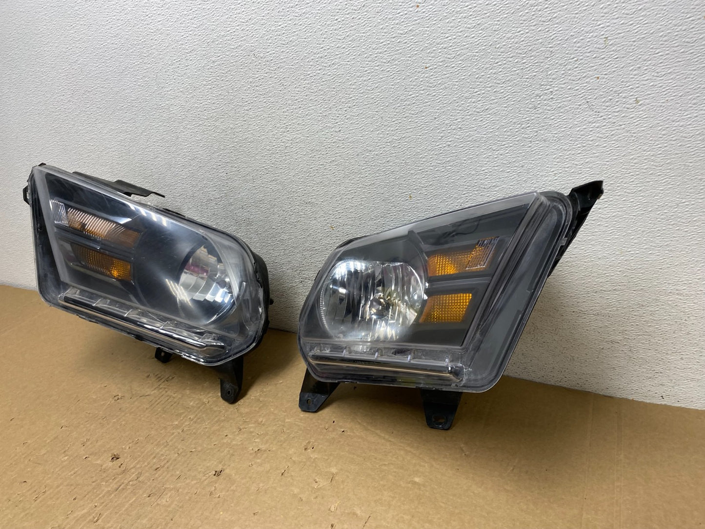 2005 to 2009 Ford Mustang Left+Right Set Side Black Halogen Headlights AF7430 DG1