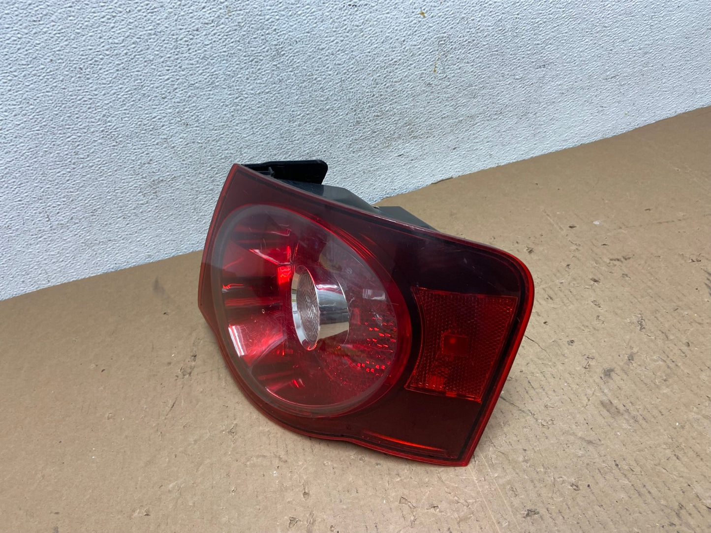 2008 2009 2010 Volkswagen Jetta Right Passenger RH Side Tail Light AD8120 LK1