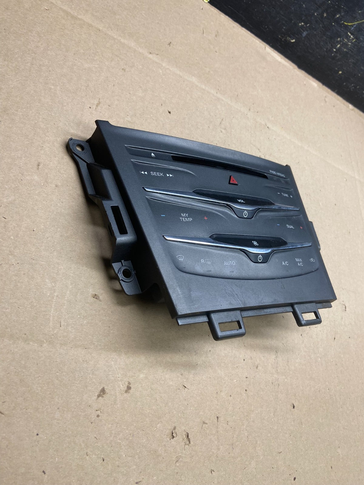 2013 to 2019 Lincoln MKT OEM Radio Dual Climate Control Panel OEM  t9147 DG1