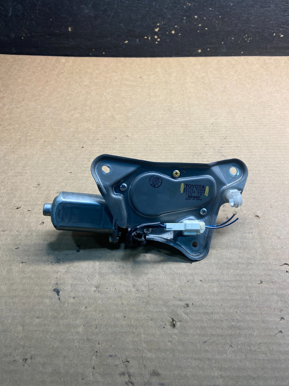 1997 to 2004 Mitsubishi Montero Sport Rear Tailgate Wiper Motor  Z9176 DG3