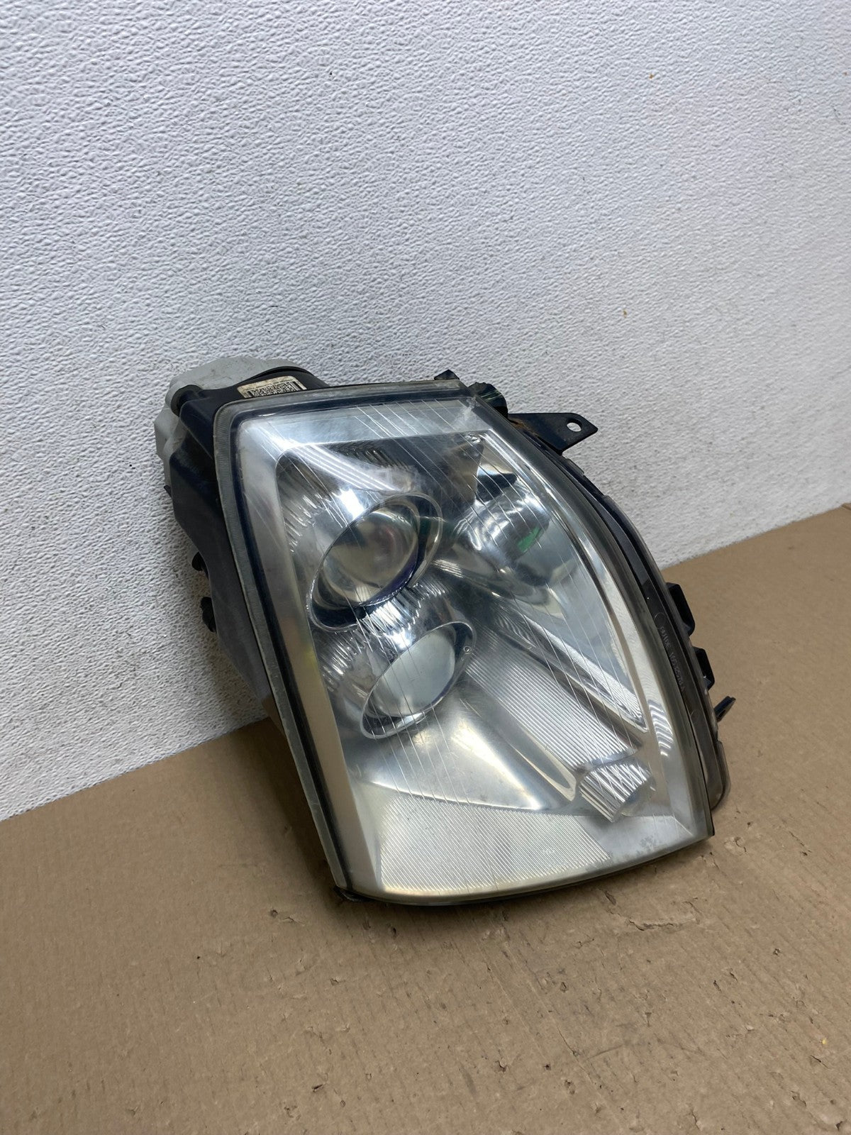 2005 - 2011 Cadillac STS Right Passenger RH Side Xenon Headlight AE9611 LK2