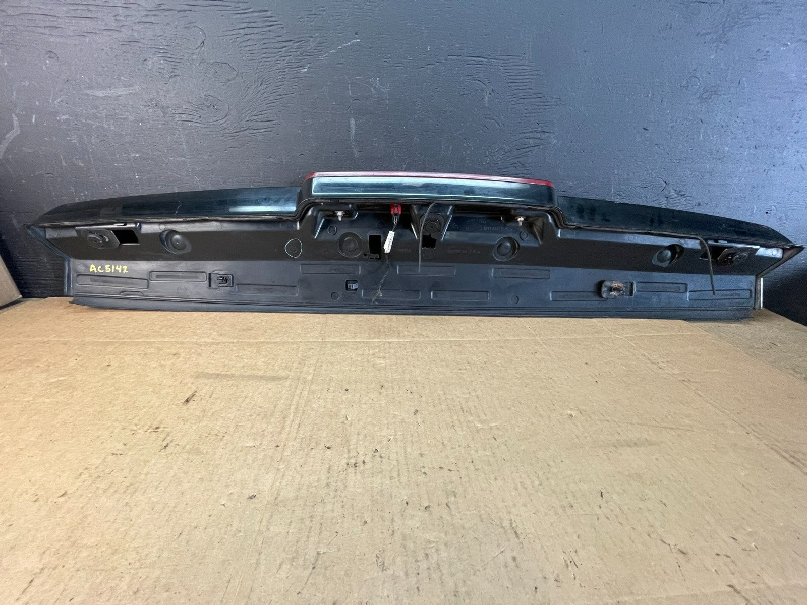 2007-2014 Chevrolet Tahoe Suburban Yukon Spoiler Wing 3rd Brake Light z8399 DG6
