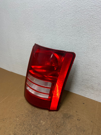 2008 - 2010 Chrysler Town And Country Right Passenger Tail Light AE2730 LK1