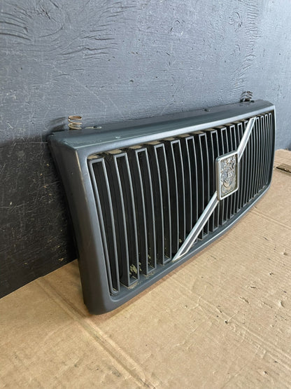 1985 to 1989 Volvo 240 Front Grille W/Emblem 1312657 AE84252