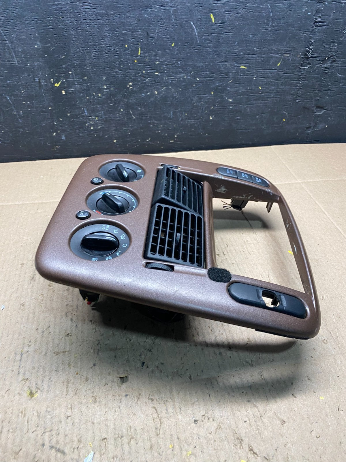2002 to 2005 Ford Explorer Radio Dash Bezel Climate Control Air Vent R6191 DG5