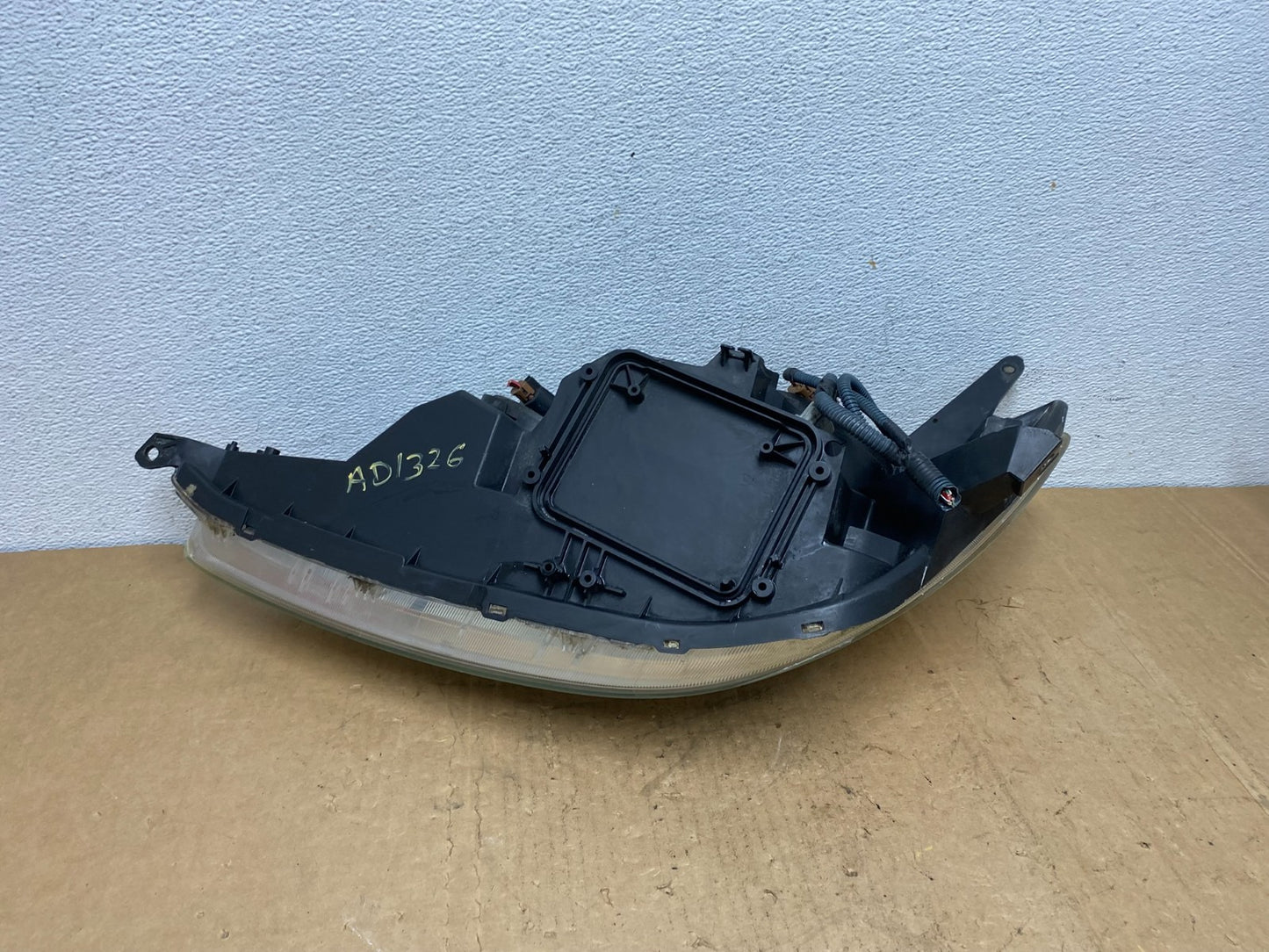 2004-2005 Toyota Sienna Driver Right Passenger Halogen Headlight AD1326 DW8
