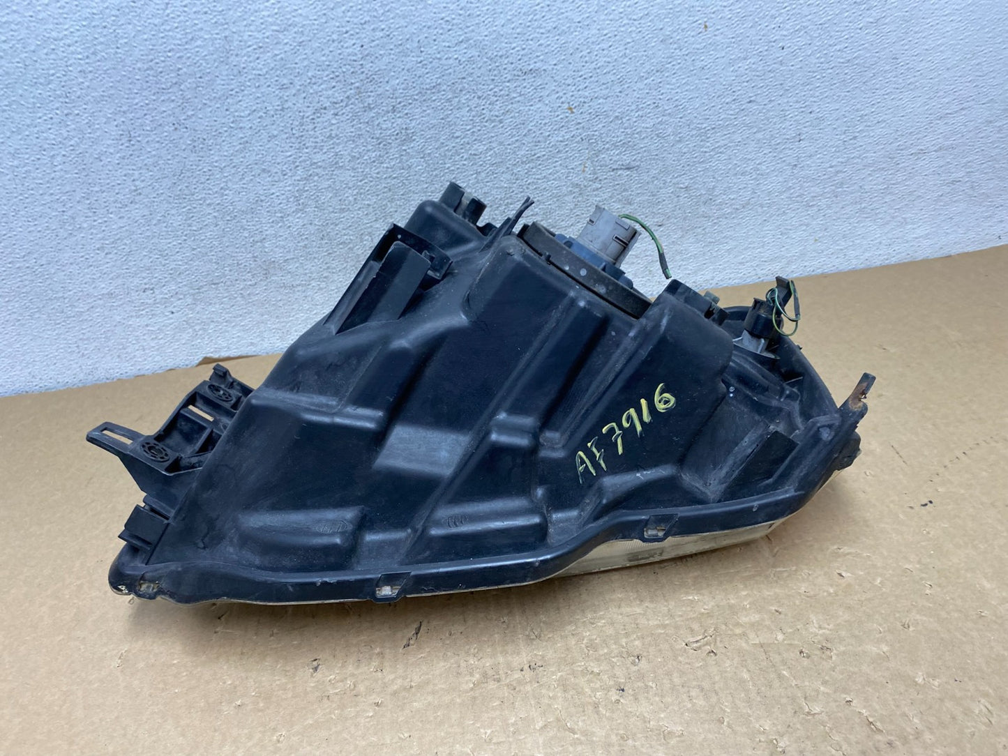 2004 - 2011 Mitsubishi Endeavor Headlight Right Passenger Rh Side AF7916 DW7