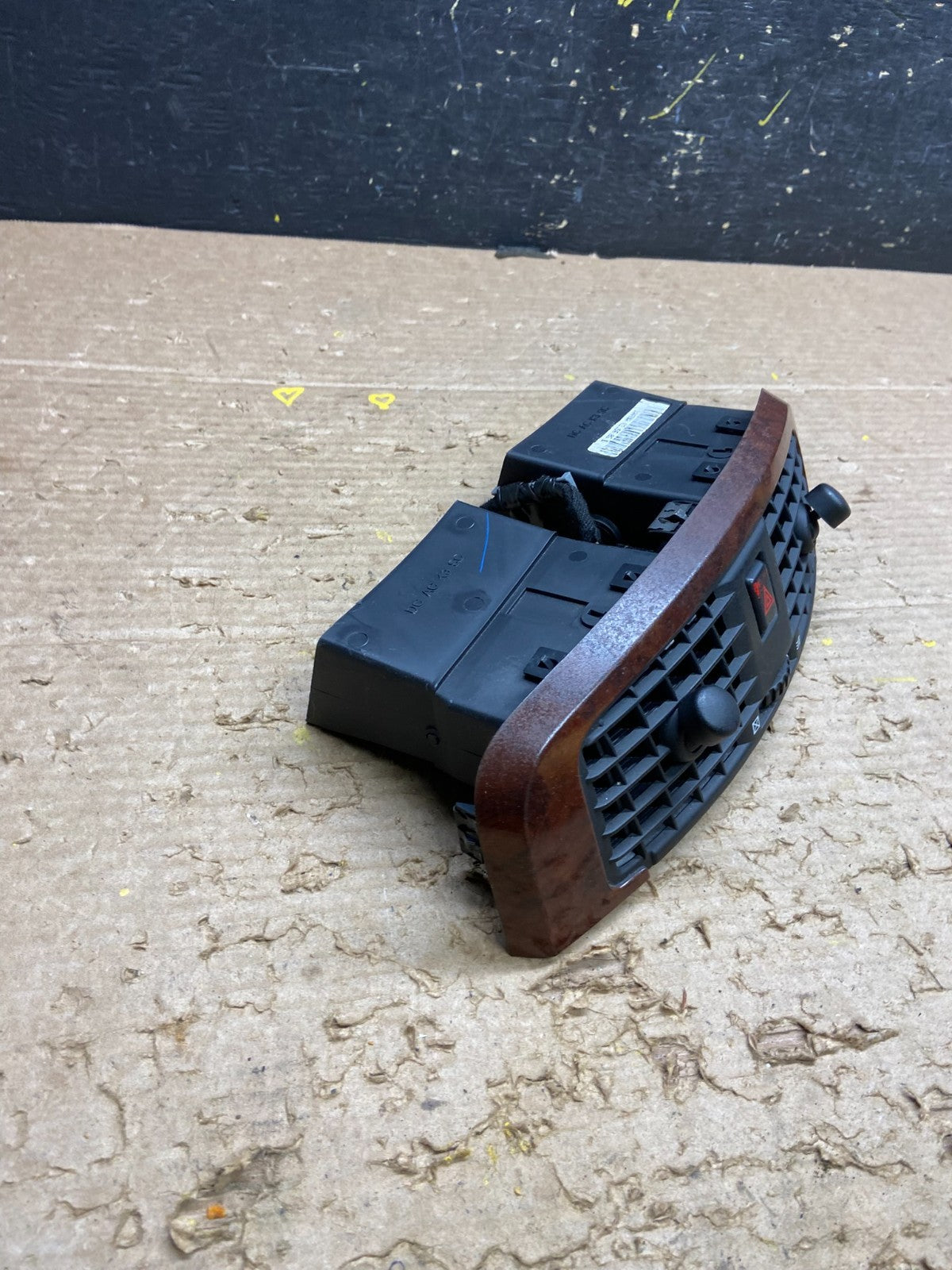 2004 to 2009 Cadillac SRX Front Center Dash A/C Air Vent w3374 DG2