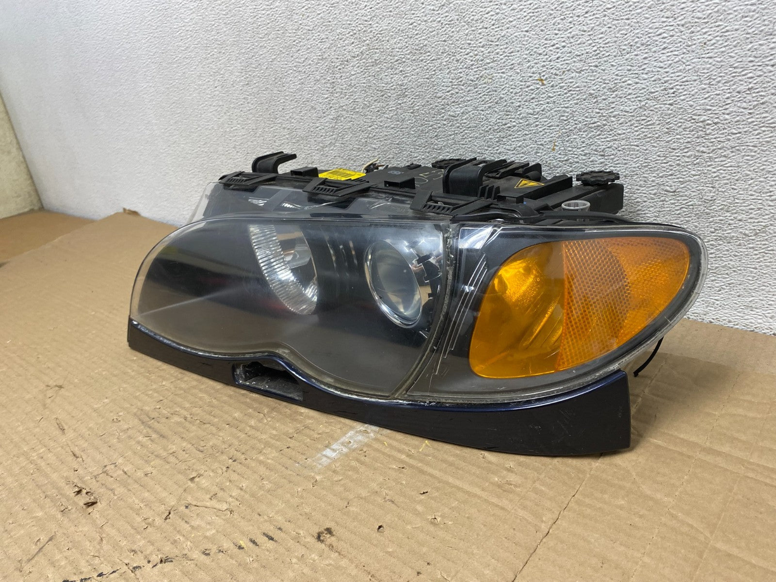 2002 to 2005 BMW 3 E46 Sedan Left Driver LH Xenon HID Headlight AG9057 DW2