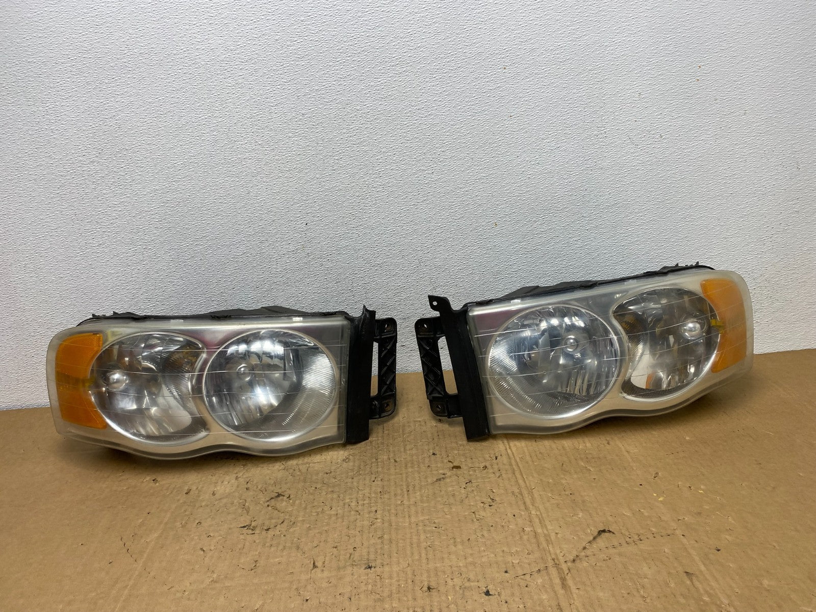 2002 to 2005 Dodge Ram Left+Right Side Headlights AC8160 DW0