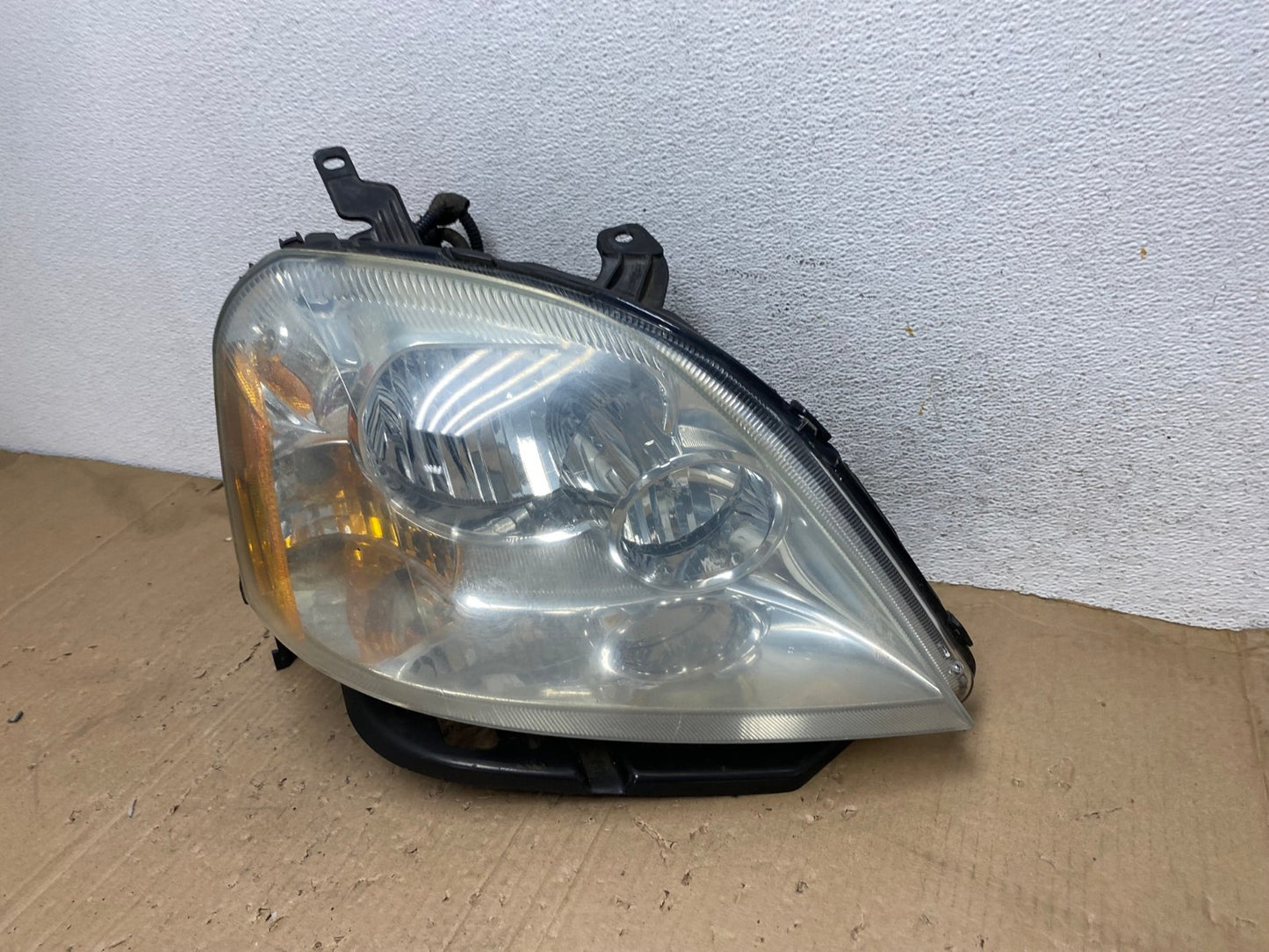 2005 to 2007 Ford Five Hundred Halogen Right Passenger Side Headlight AE9284 LK1