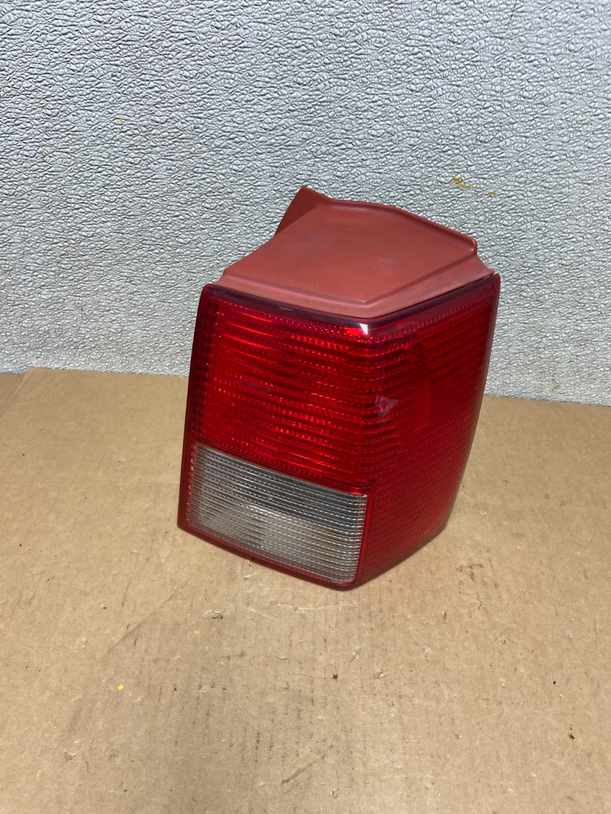2004-2005 Mitsubishi Endeavor Right Passenger Rh Tail Light Oem Z6694 DW0