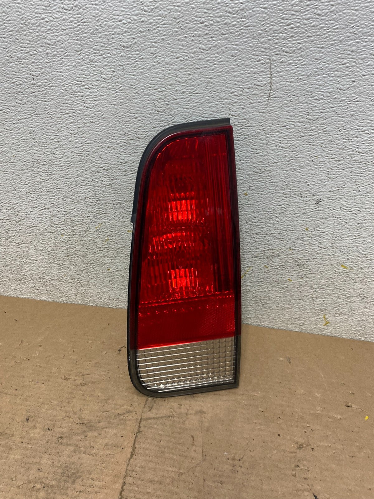 2003 to 2005 Lincoln Aviator Right Passenger Inner Tail Light Side OEM P4265 DW0