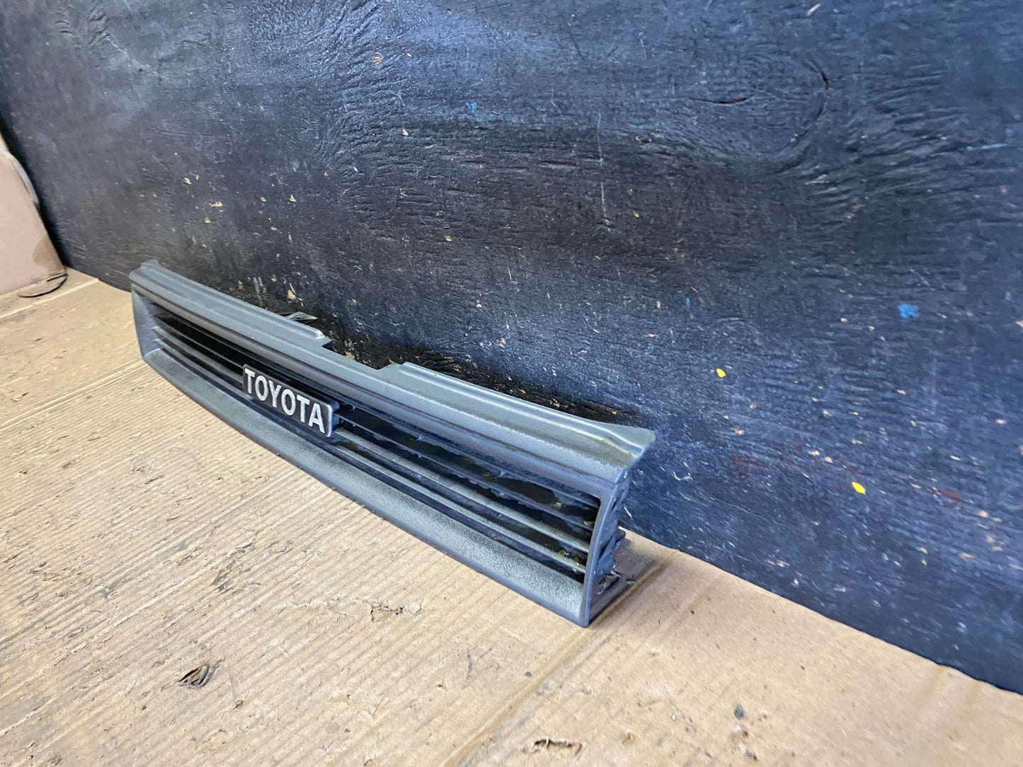 1988-1992 Toyota Corolla Grille Grill Front Upper  W/Insert Bracket OEM S9598 DG1