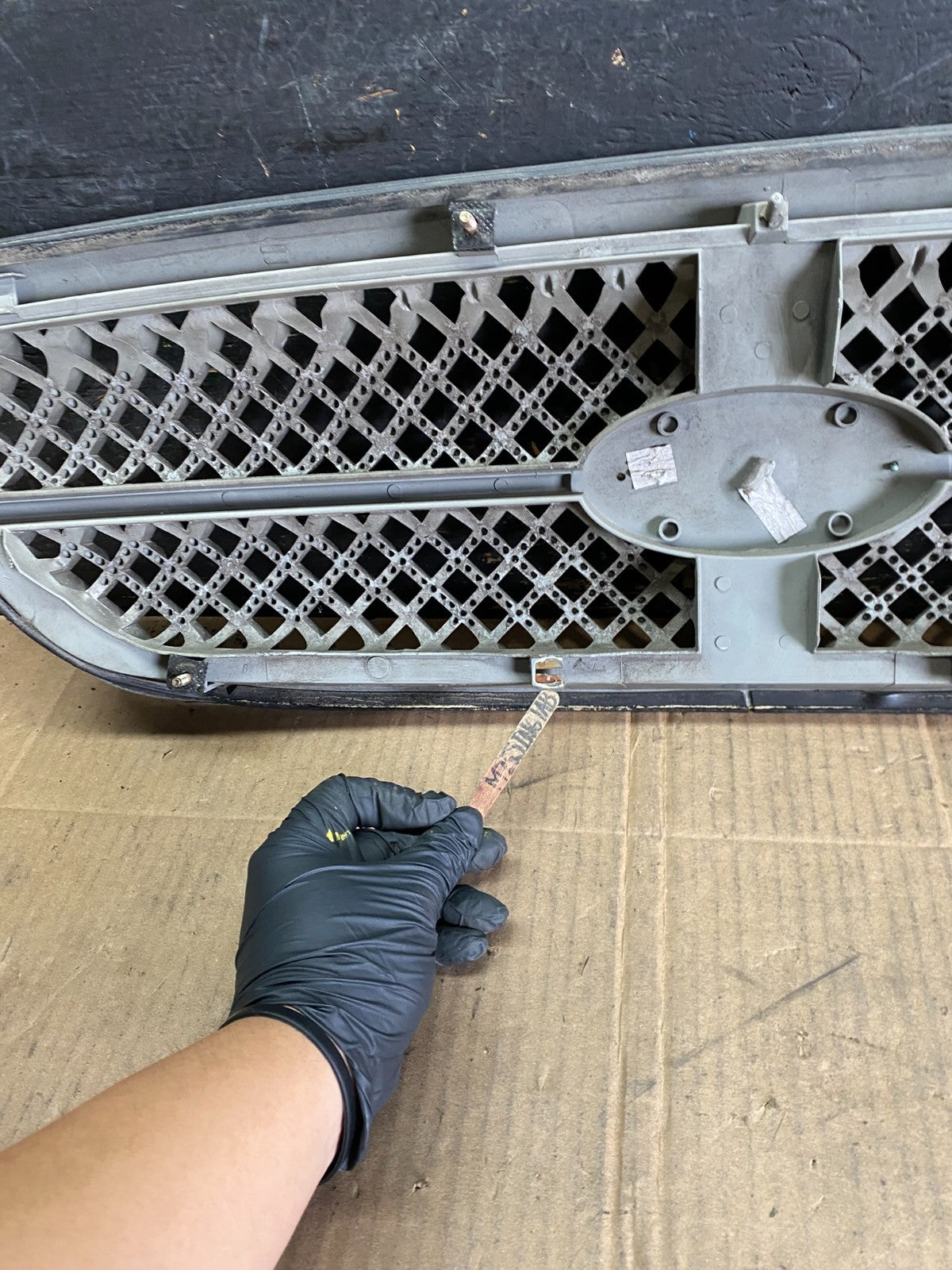2004 to 2005 Kia Sedona Front Upper Grill Grille OEM r7819 DG13