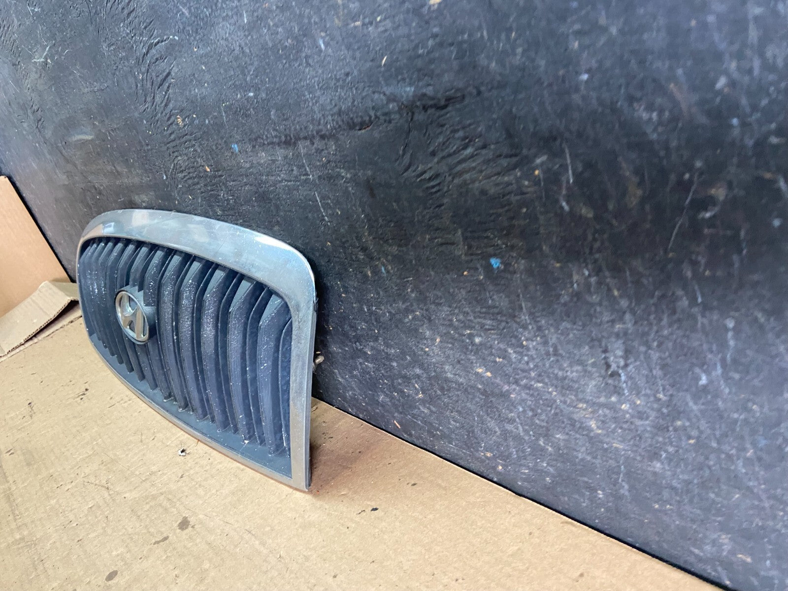 2001 to 2005 Hyundai Sonata Front Upper Grille Grill Bumper OEM O8090 DG1
