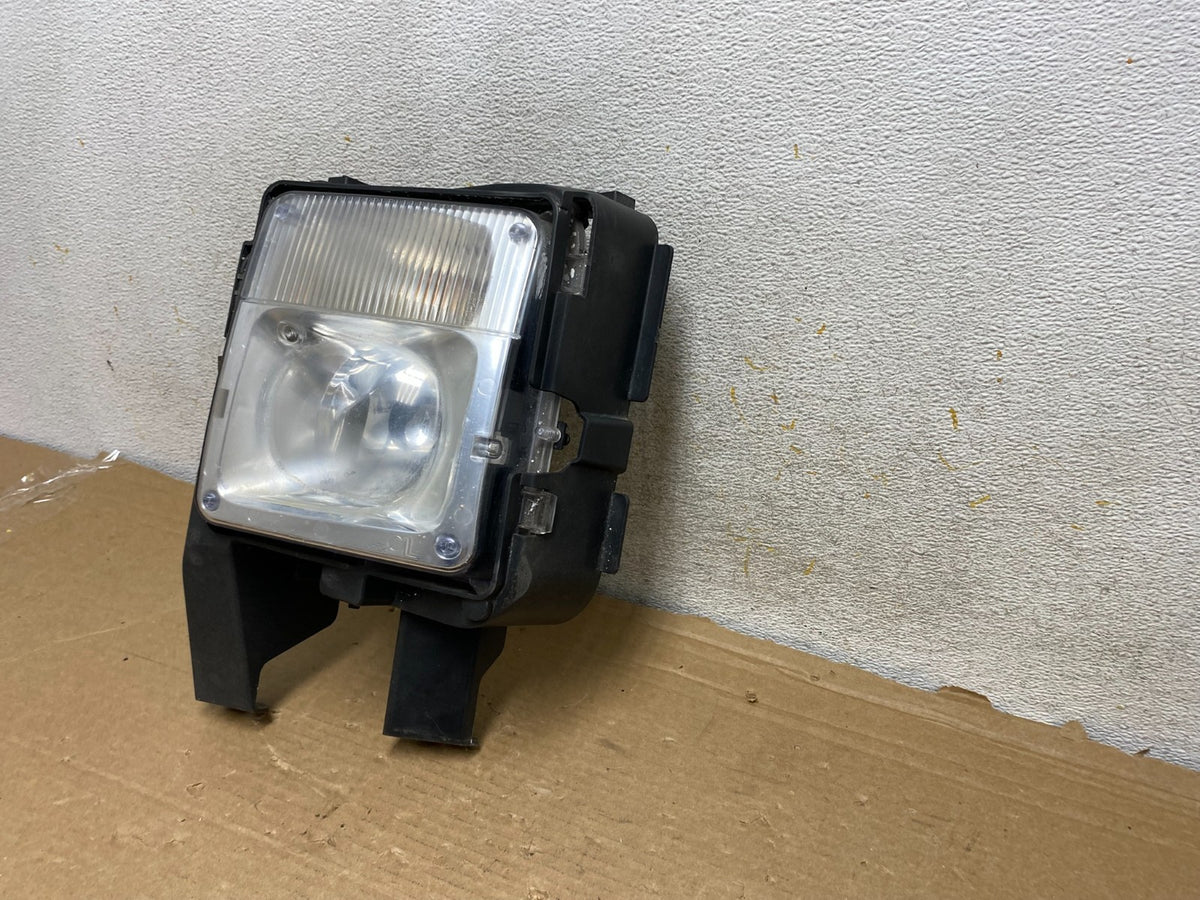 2004 to 2009 Cadillac SRX Left Driver LH Side Front Fog Light AH8893 DW2