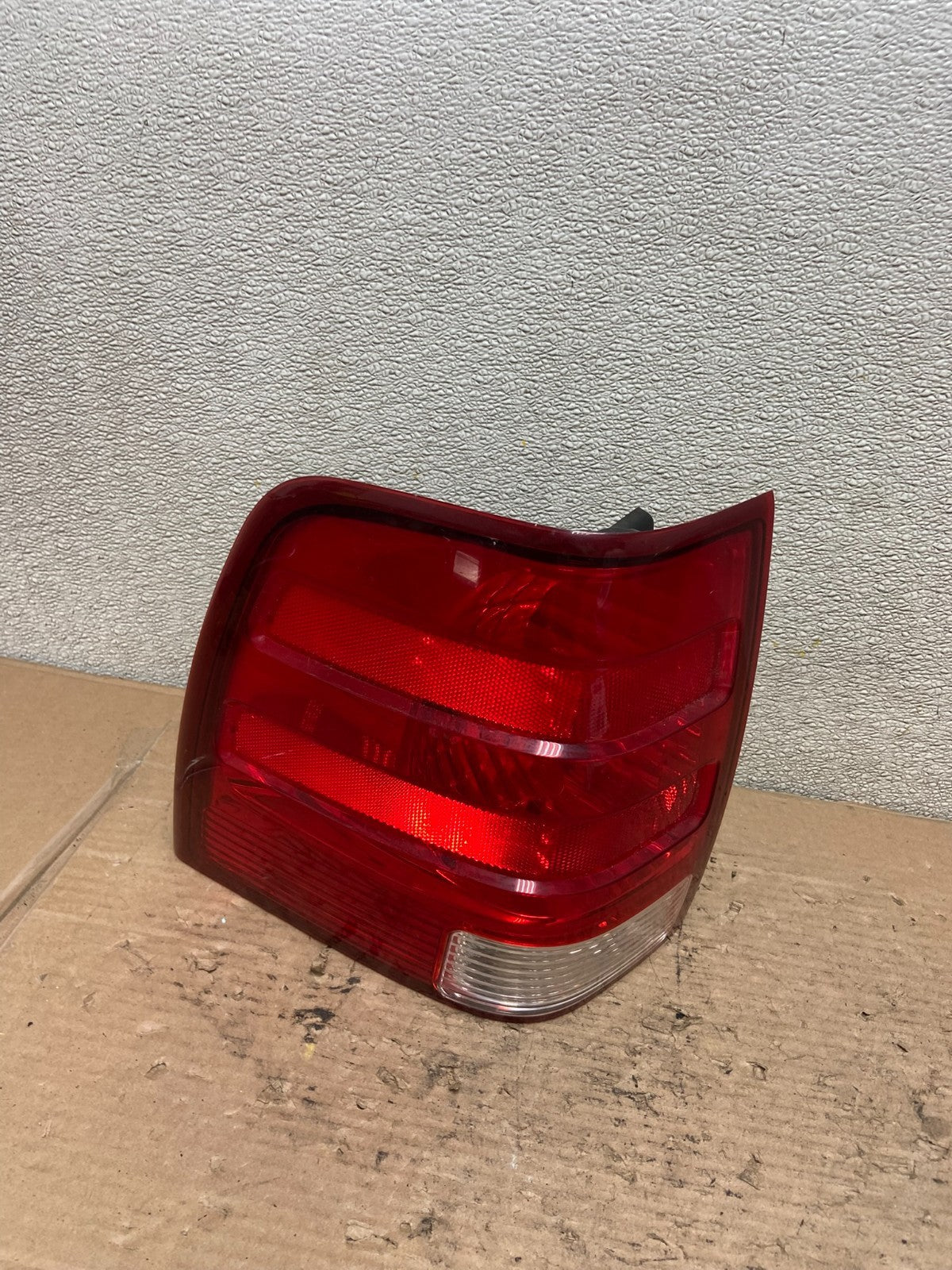 2003 2004 2005 2006 Ford Expedition Left Driver Lh Tail light OEM AA9679 LK0