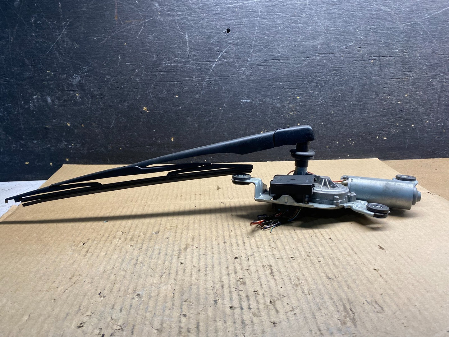 2004 to 2010 BMW X3 E83 Rear Windshield Wiper Motor OEM Z4742  DG1
