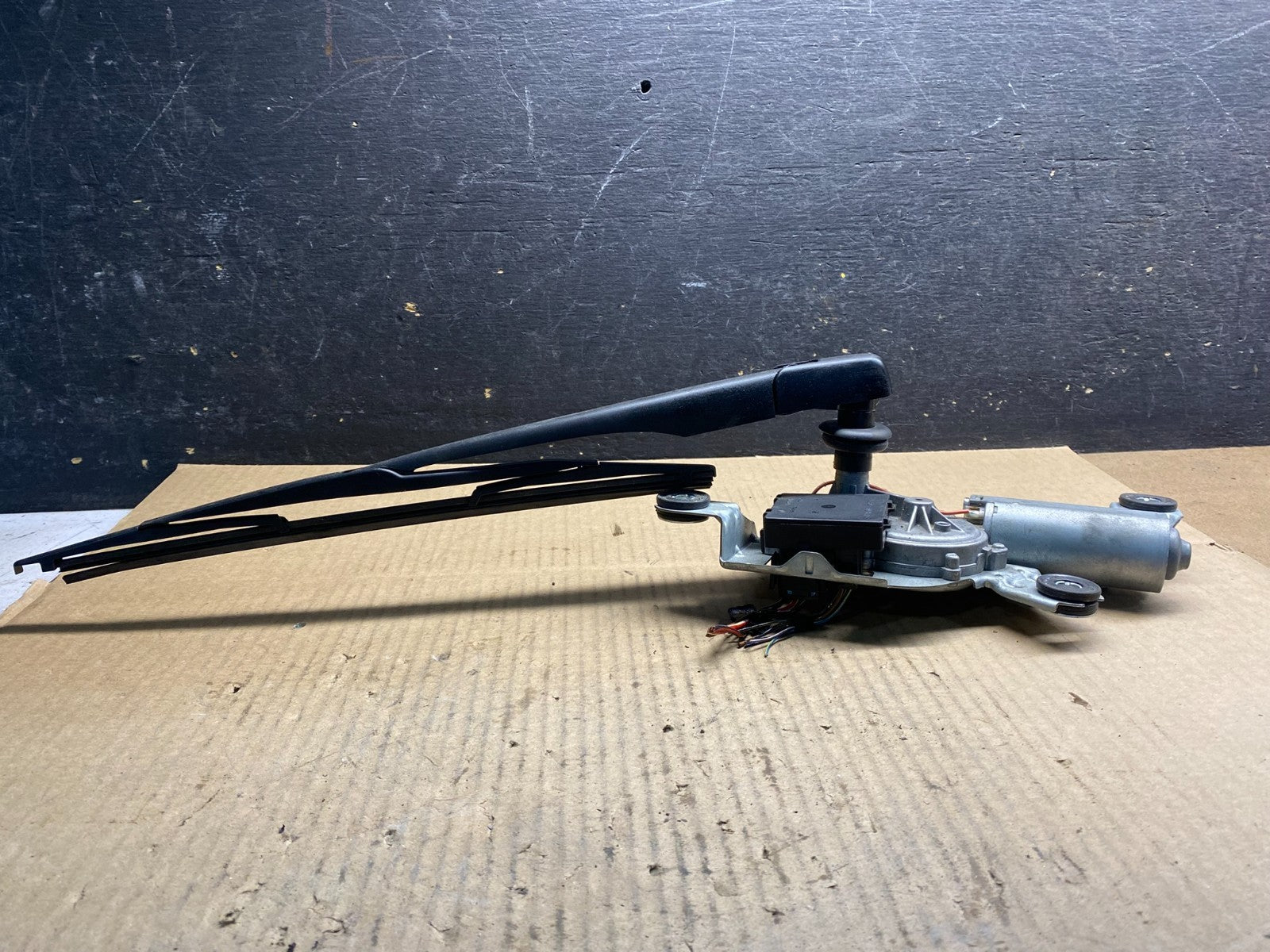 2004 to 2010 BMW X3 E83 Rear Windshield Wiper Motor OEM Z4742  DG1