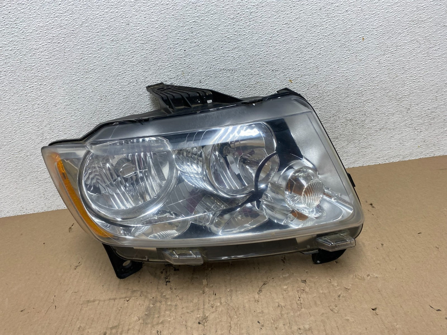 2011-2013 Jeep Grand Cherokee Right Passenger Halogen Headlight AE8831 DW0