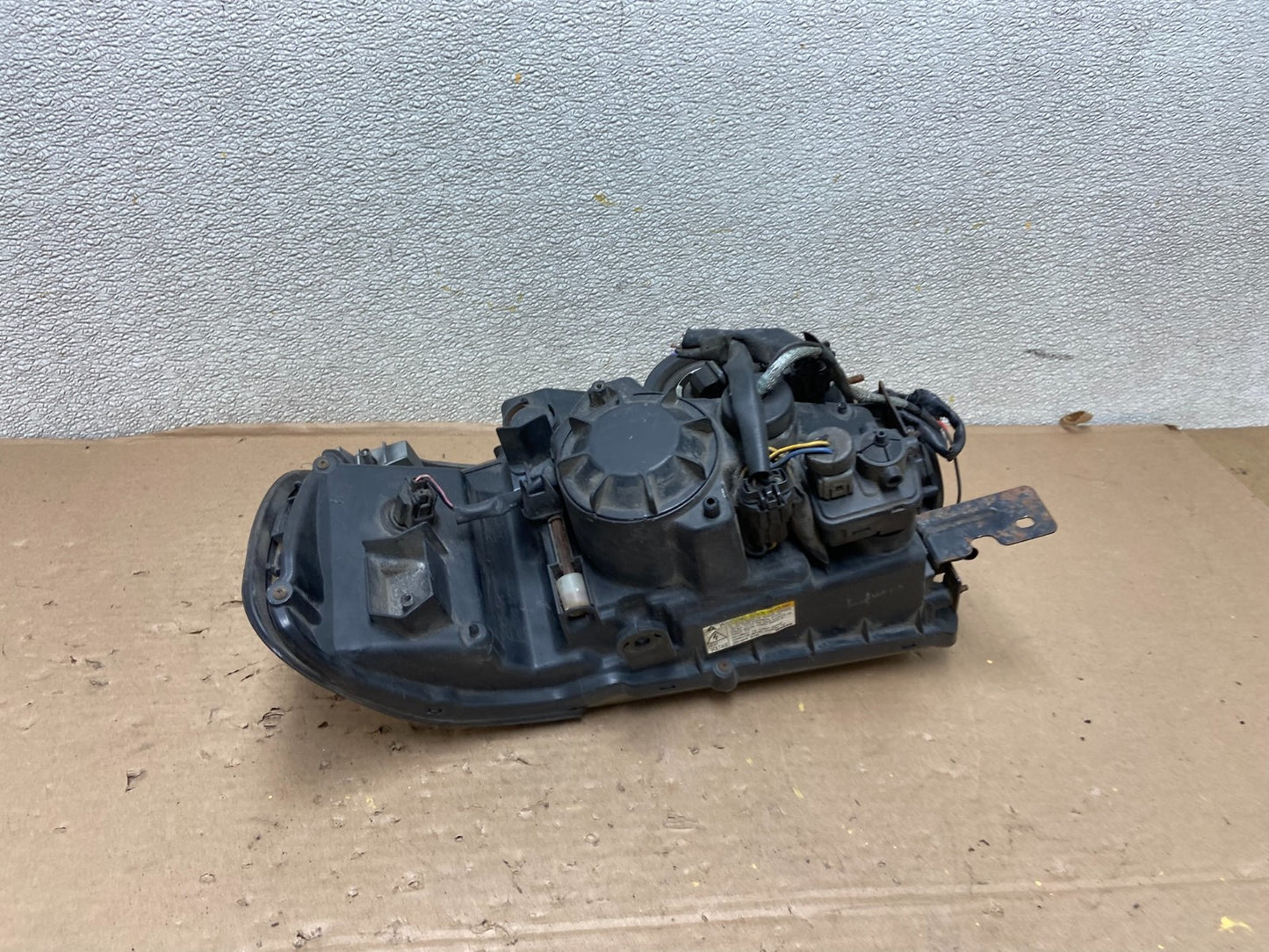 2001 to 2003 Infiniti QX4 Xenon HID Right Passenger Side Headlight OEM AB0822 DW4