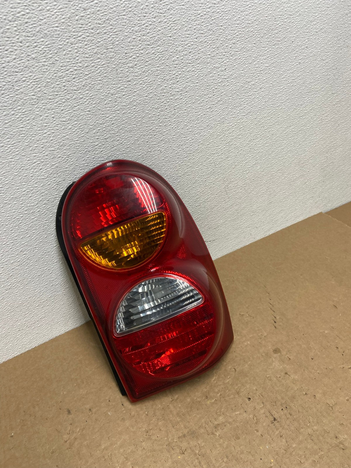 2002 2003 2004 Jeep Liberty Right Passenger Rh Side Tail Light OEM AA1284 DW2