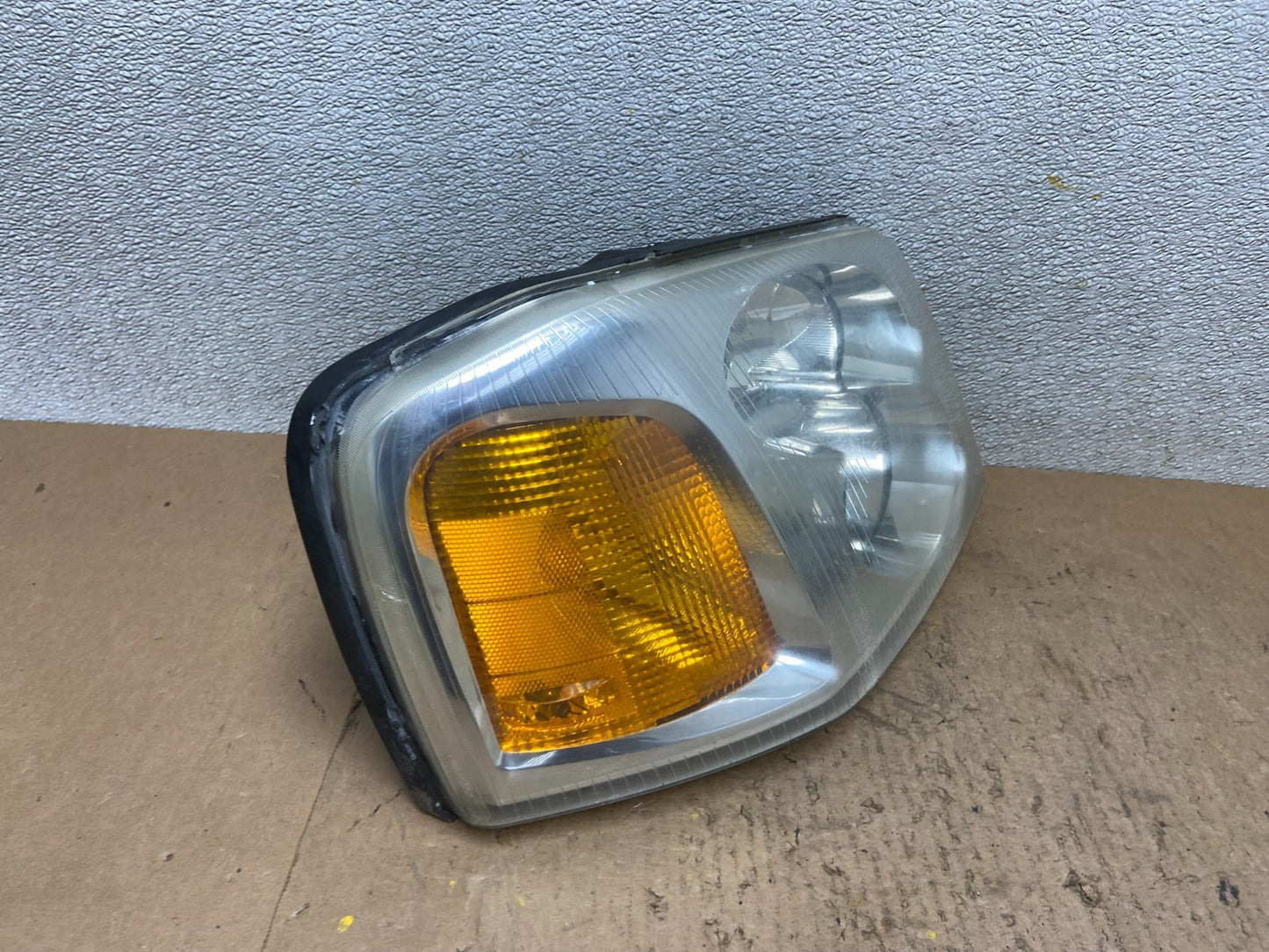 2002 to 2009 Gmc Envoy Right Passenger RH Side Headlight Halogen Z9395 DW2