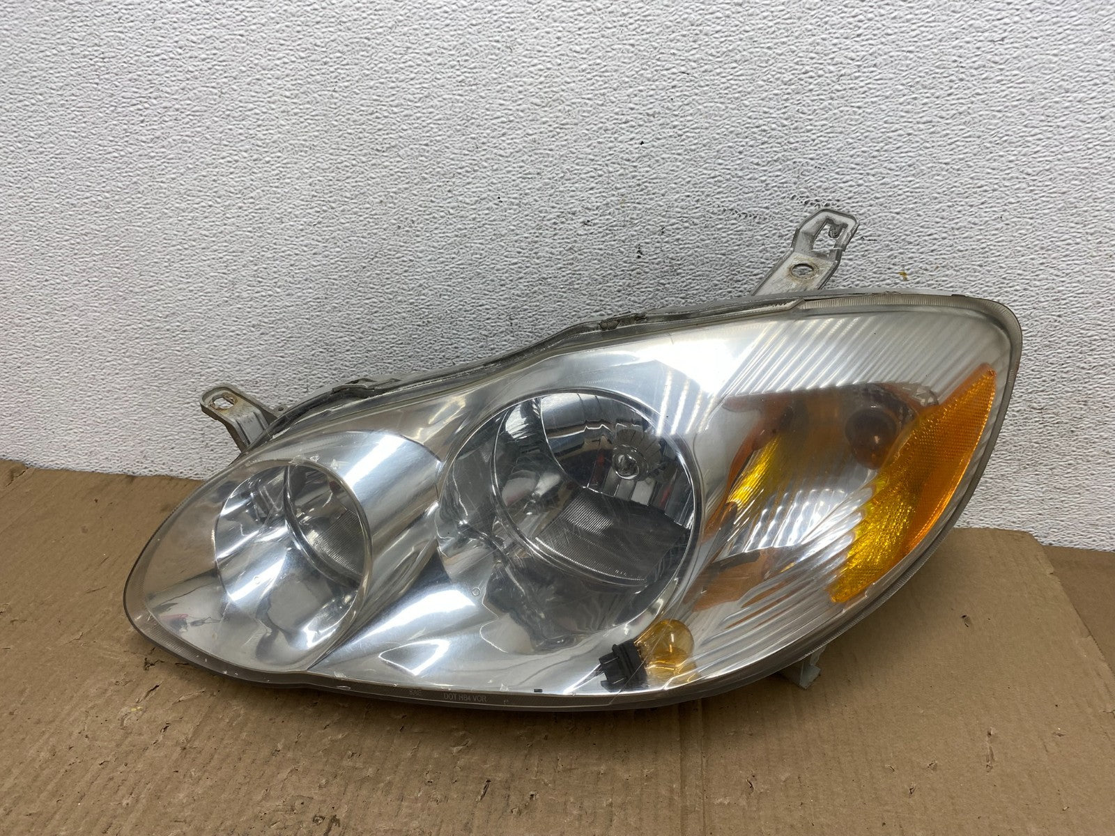 2003 to 2004 Toyota Corolla Left Driver LH side Headlight AE9078 DW0