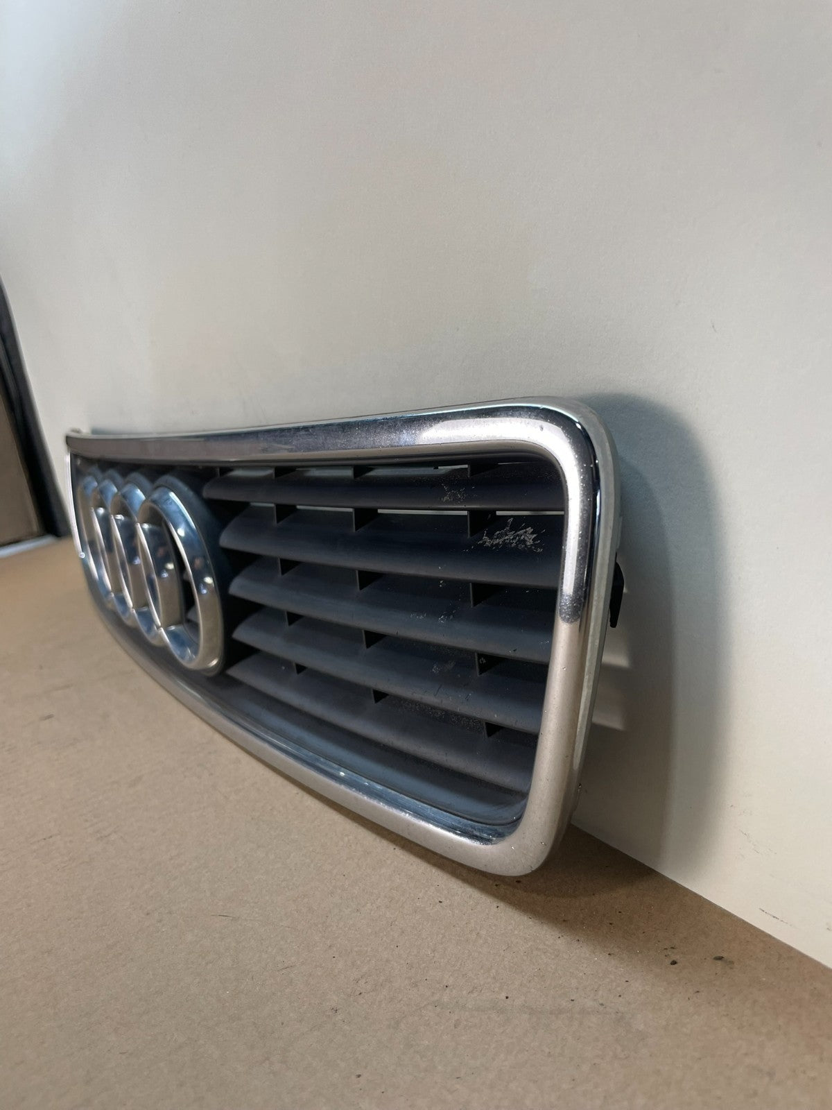 2000 to 2002 Audi A4 Upper Front Grill Grille ai4201 DG1