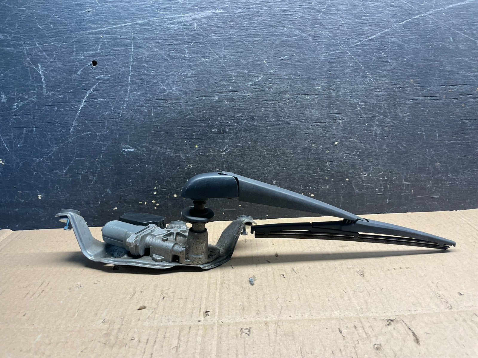2012 to 2017 Toyota Prius V Rear Wiper Windshield Motor v1887 DG3