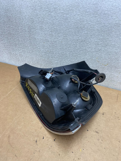 1998-2003 Ford Crown Victoria Left Driver Lh Side Tail Light Oem X4940 DW6